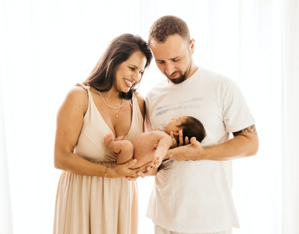 Portrait d'un couple heureux, portant un nourrisson