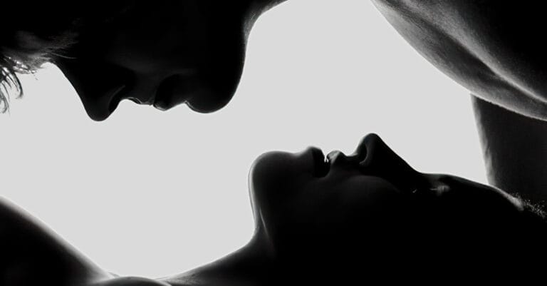 Photo en noir et blanc montrant deux visages têtes-bêches s'approchant l'un de l'autre, l'un au-dessus de l'autre.